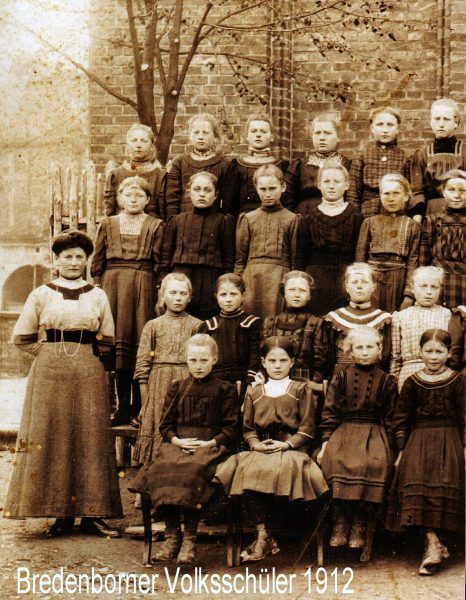 1912: Schülerinnen der Volksschule
