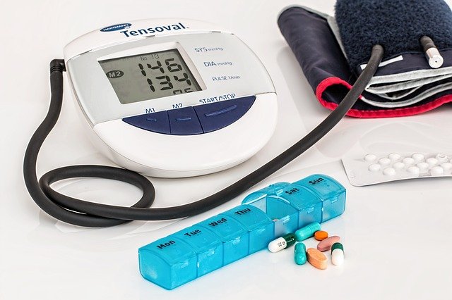 Blutdruckmessgerät und Pillenbox